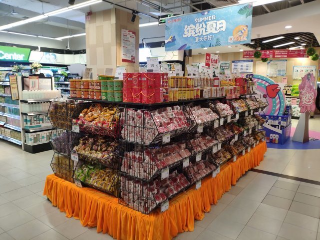 重庆：中秋未到，超市里的月饼提前上市“热身”价格亲民