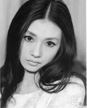 戴薇夫人原名叫"根本七保子",1940年生于日本一个木匠家庭.