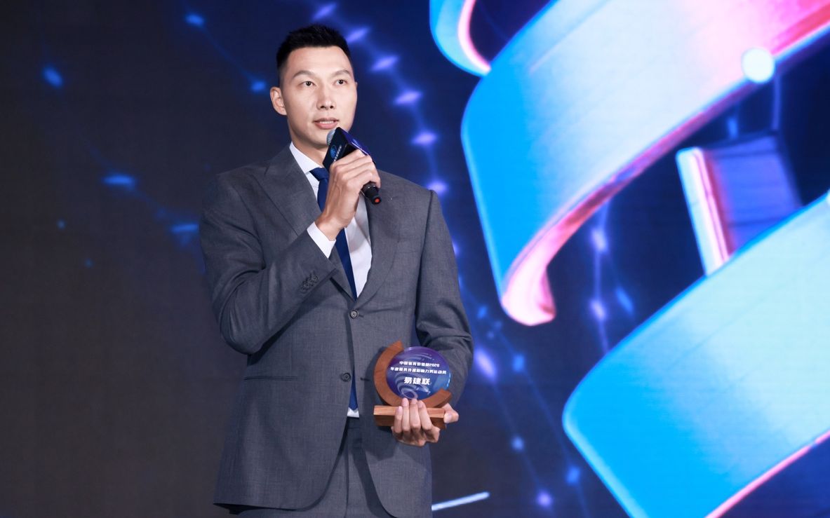 易建联领奖透露伤病已恢复,称奥运落选赛还要去拼