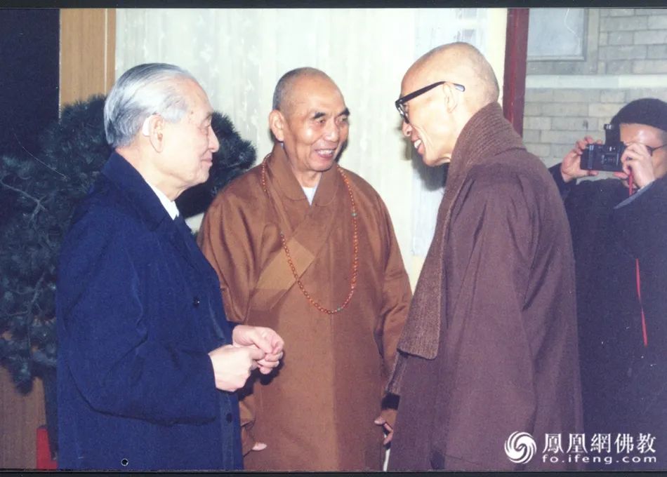 图为1991年4月,赵朴初居士(左一)与圣严法师(右一)(图片来源:凤凰网
