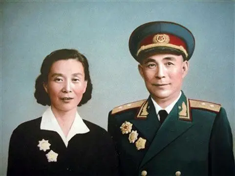 "做我这个司令员的夫人,就得受点委屈"_凤凰网历史_凤凰网