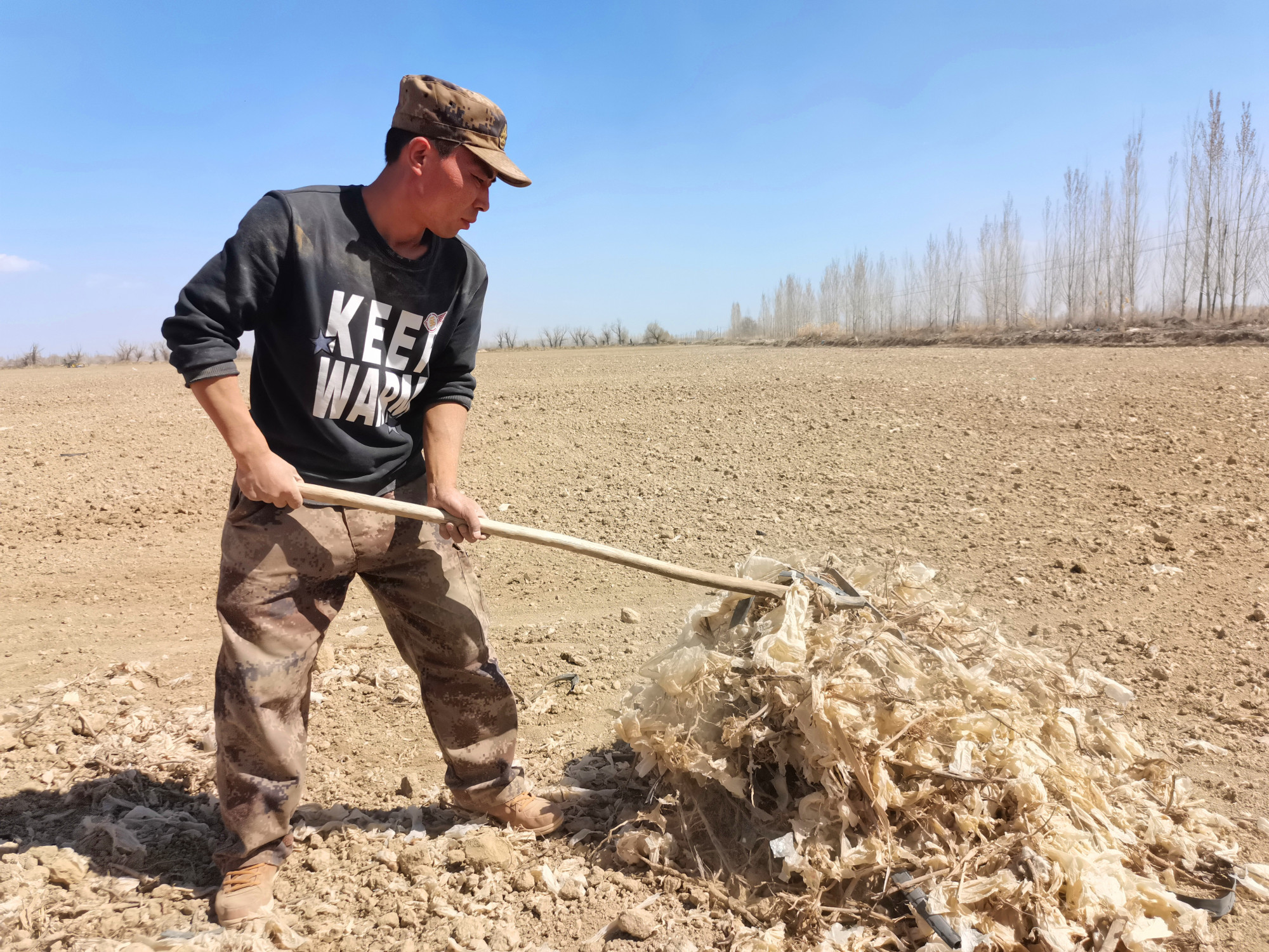 兵团第七师129团 回收残膜 清洁田园