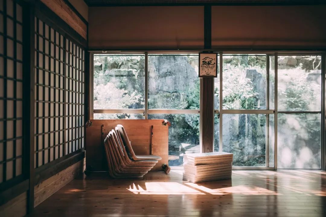 三个人共同生活的这6年间里，由香里生下了两个孩子，裕子生下了三个孩子。