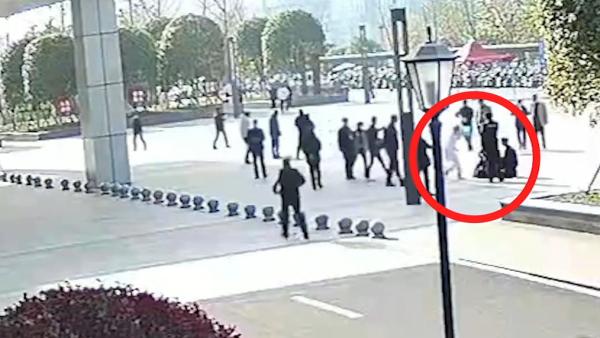 20分钟内医院附近2人突然倒地,医护展开生死接力_凤凰网视频_凤凰网
