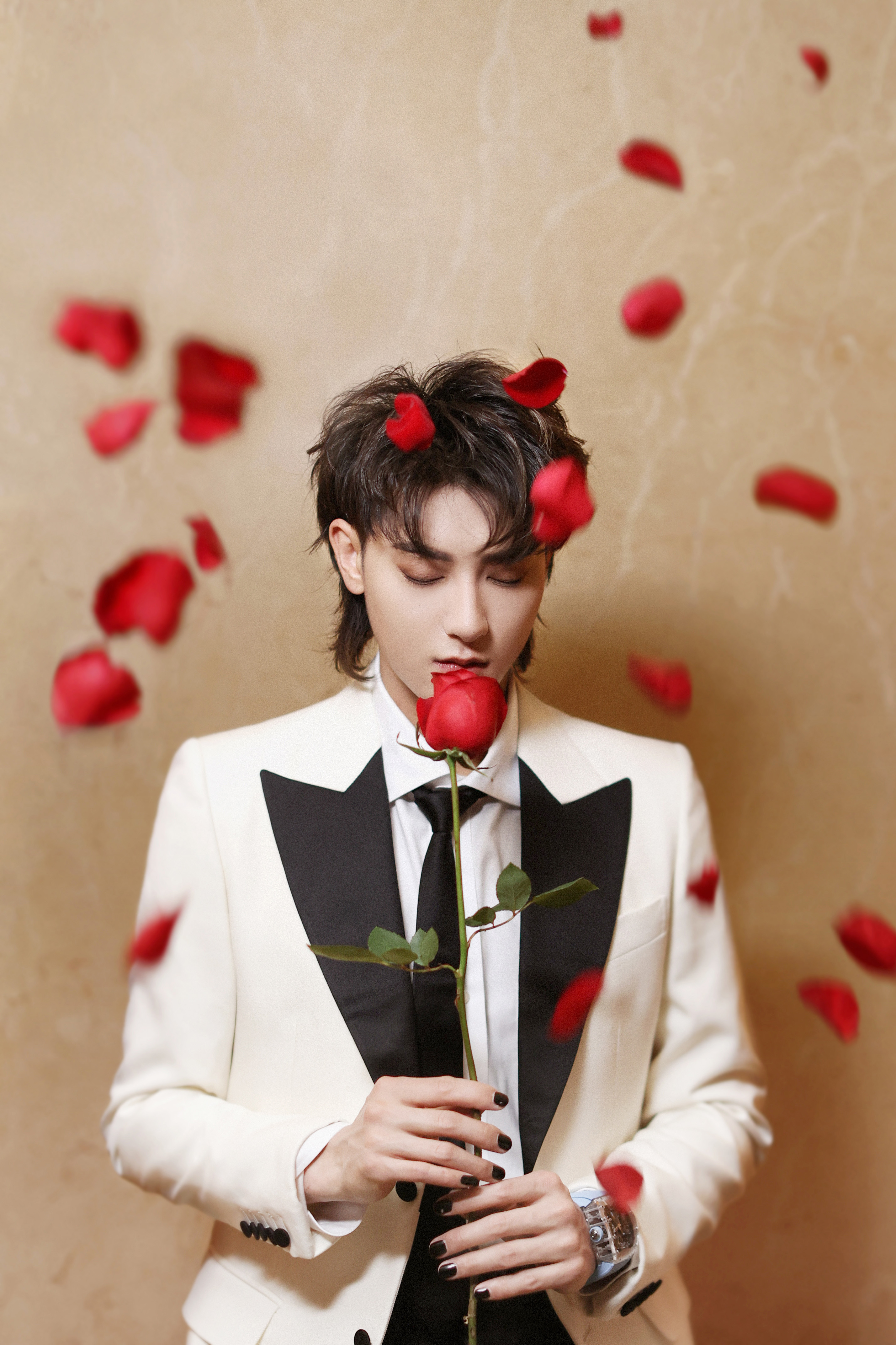 黄子韬微博之夜荣获年度热度人物新歌首秀撩翻全场