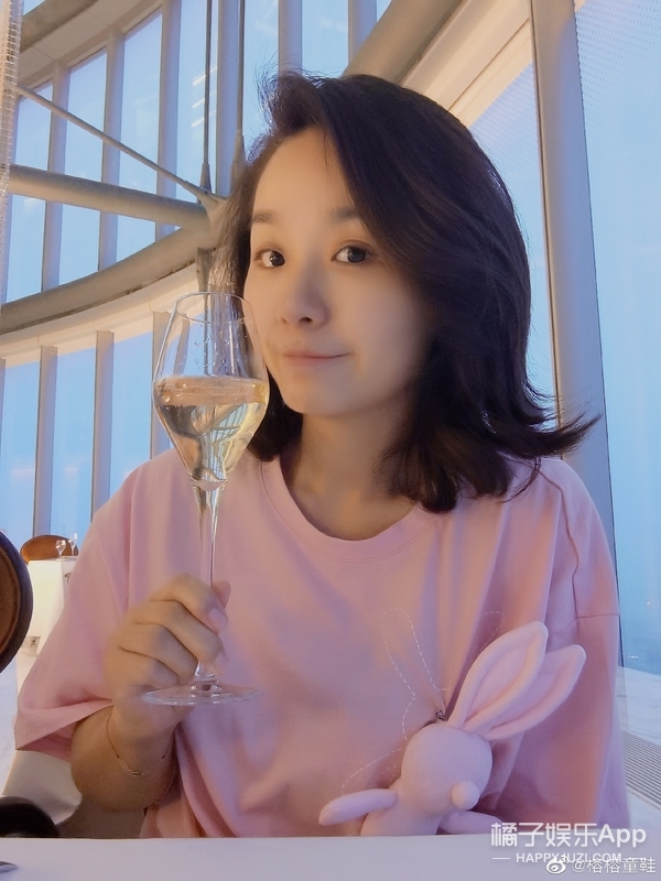 还记得《爱情公寓》里的lisa榕吗?她嫁入豪门了?