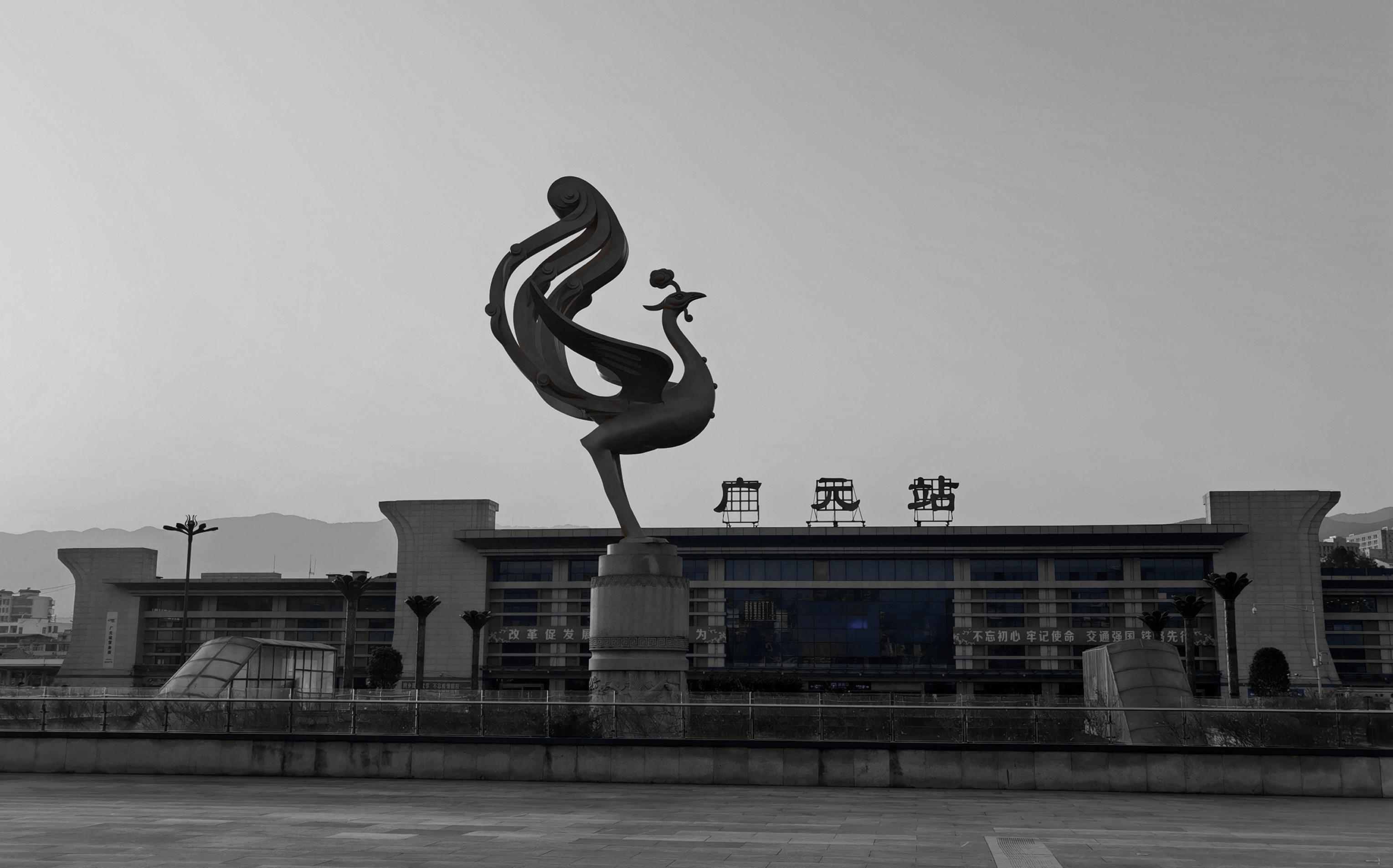 的引导标识……去过广元的人都知道,广元火车站的广场雕像是一只凤凰