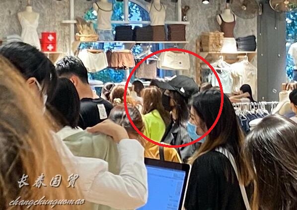 杨幂素颜生图曝光 无修镜头下端庄优雅 纤细大长腿抢镜 天天新闻 甜甜新闻