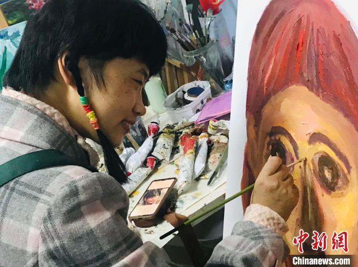 正在画画的谢昕欣。 岳依桐 摄