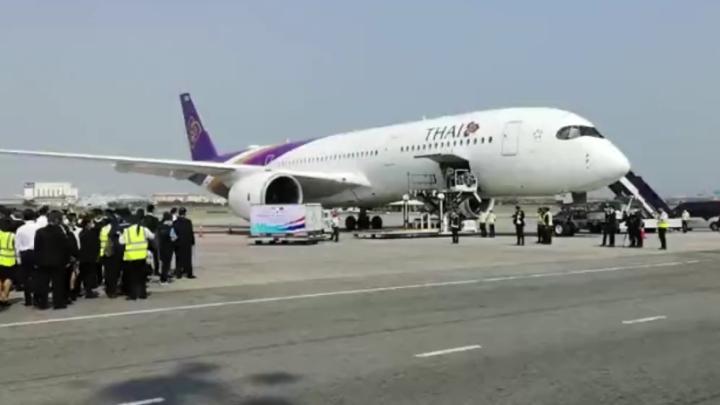 首批科兴新冠疫苗抵达泰国 泰国总理亲自迎接