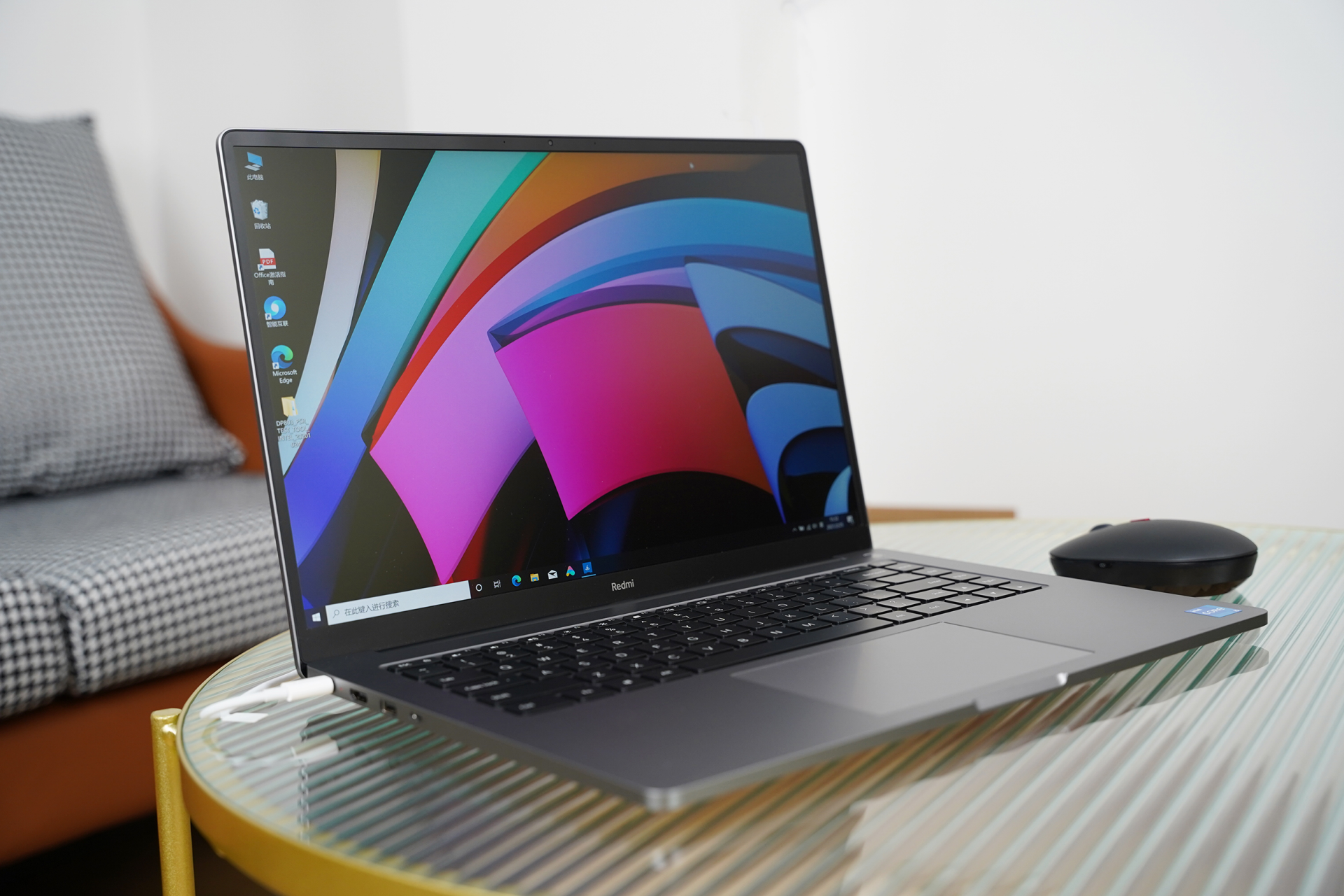 2k分辨率(242ppi),色彩饱和度较高,对比redmibook