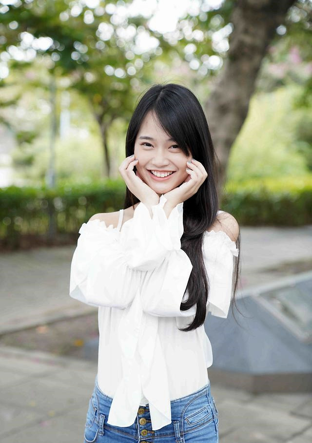 长相清纯的台湾姑娘甜美笑容就像邻家女孩