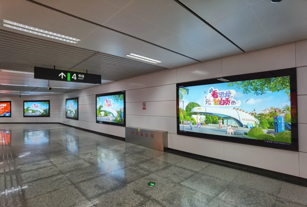 在成都双流机场和地铁线铺天盖地的自贡旅游宣传广告中,恐龙骑士的