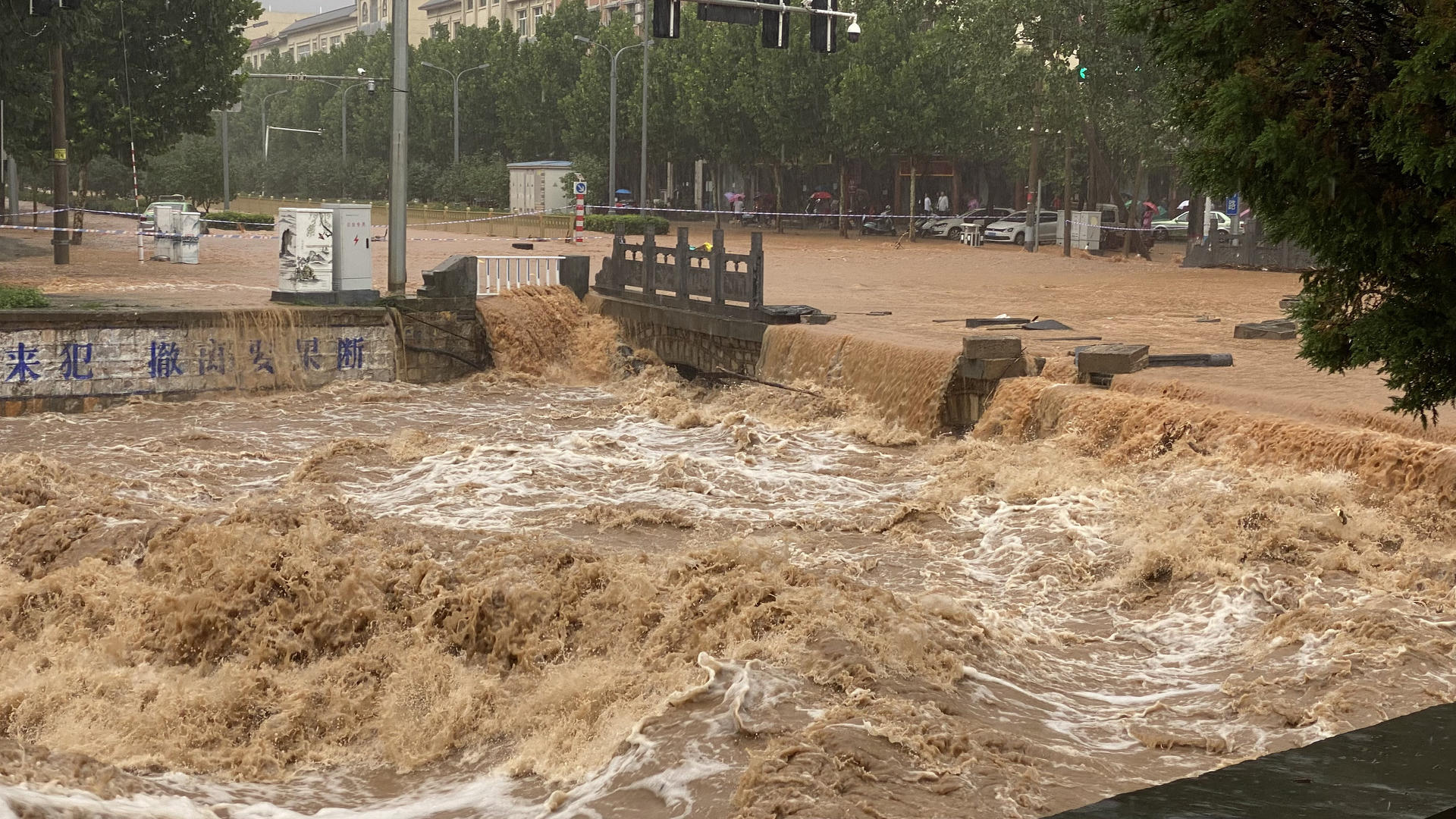 郑州暴雨亲历者回家途中救了2个人看见有人被冲走