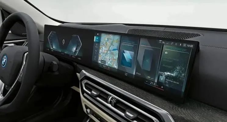 宝马i4搭载了宝马idrive 8系统,双联屏融合了全液晶仪表盘和中控屏,能