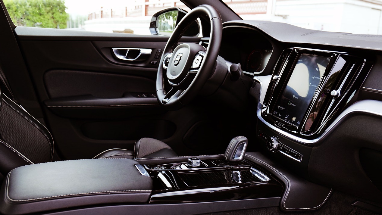 享受燃油与电力迸发出的双重激情,试驾沃尔沃s60 t8插电混动版