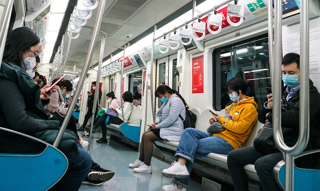 港媒英国人到了香港和中国内地后赫然发现原来地铁车厢可以打手机