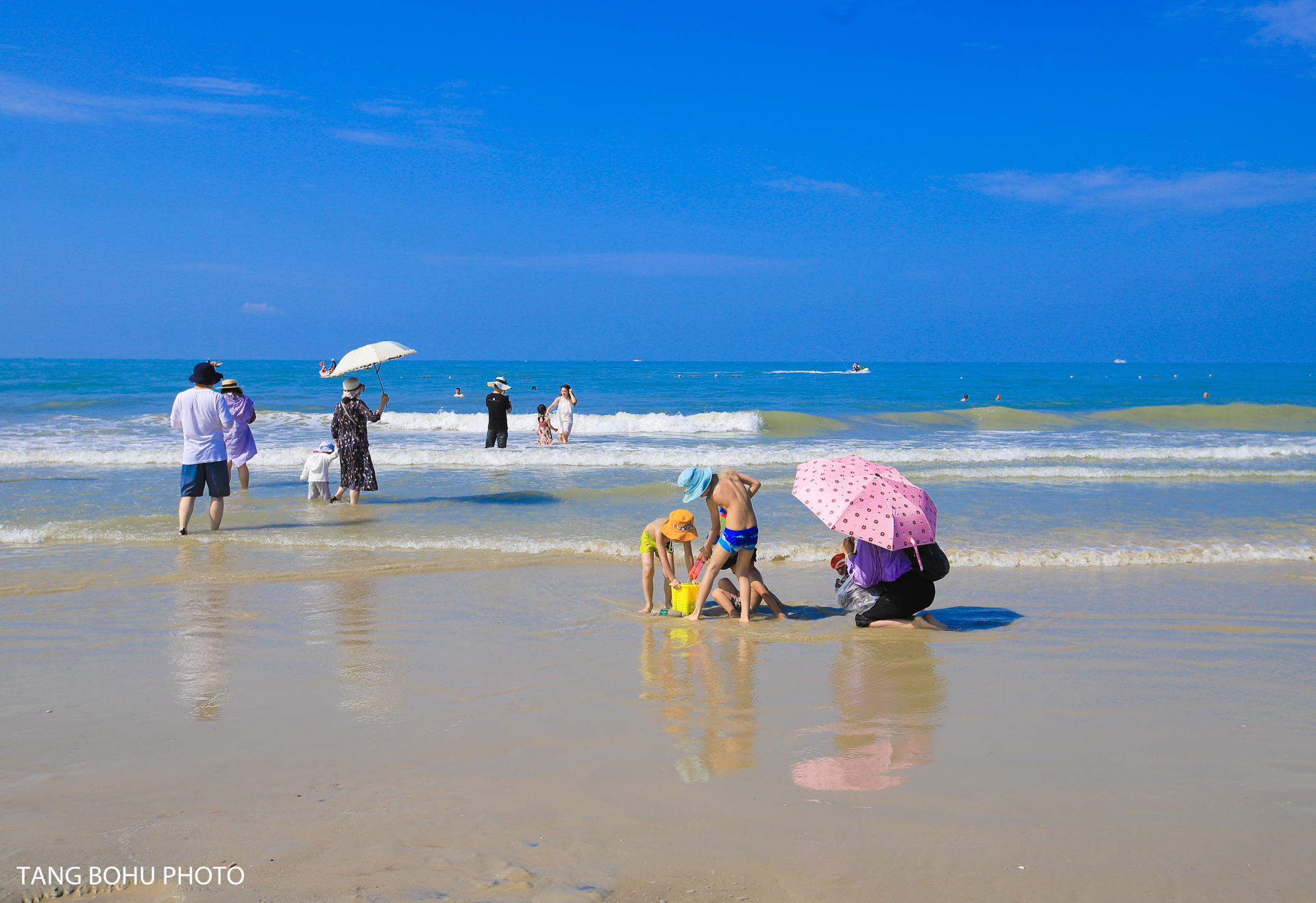 夏天的北海银滩蔚蓝大海,享受夏日里阳光沙滩,被称为天下第一滩