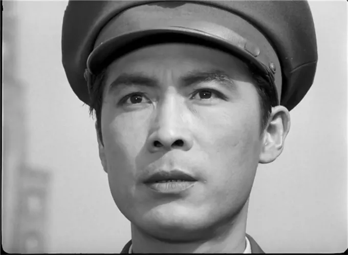 42年前一部谍战片:被誉为《潜伏》的祖师爷,票房高达1.8亿