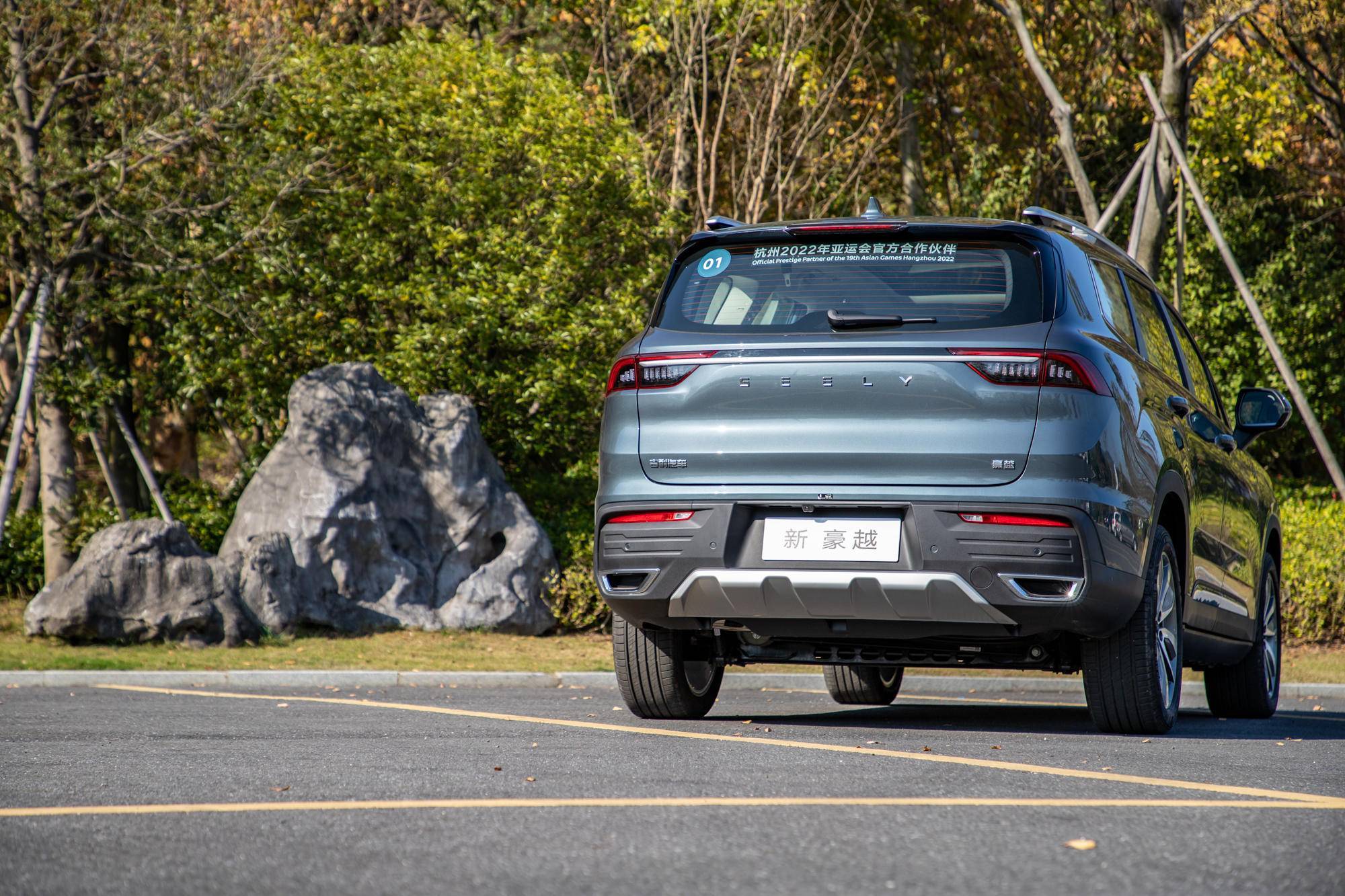 大空间高性价比家用suv代表吉利新豪越售价1036万1396万元
