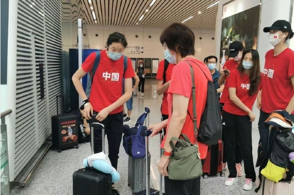 领导亲自送行！中国女排出征东京奥运会 全体留下金手印