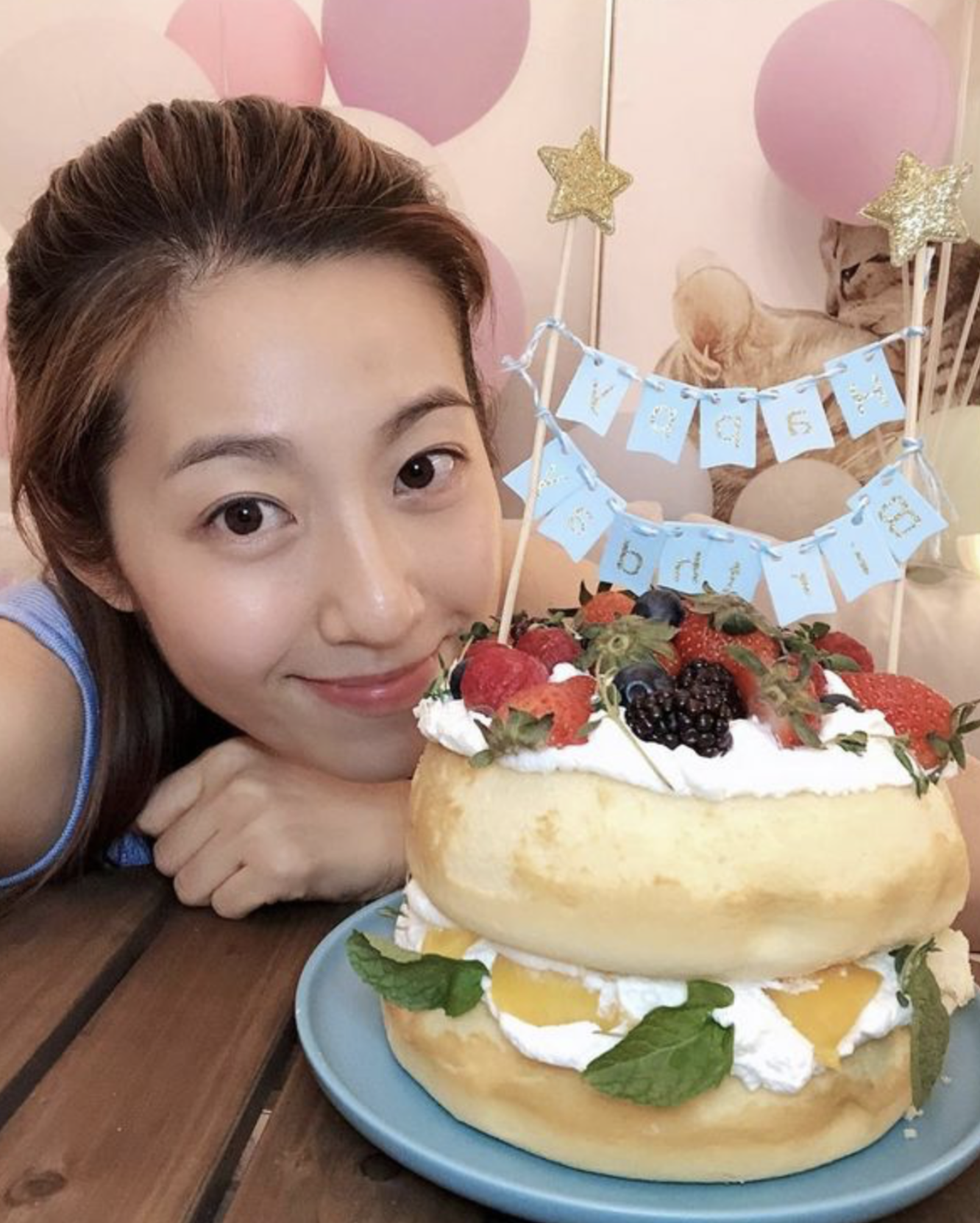 王浩信做直播与女儿互动,父女罕见同框,9岁女儿笑容灿烂很可爱