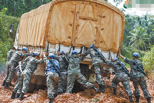 我军维和部队有多硬气一脚踢飞土匪的路障钱粮没有子弹管够