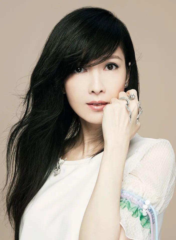 身材高挑,唇红齿白,语笑嫣然,53岁的她依旧宛若少女!