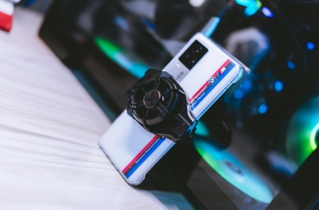 飞智蜂翼2pro散热器实测让手机处在冰天雪地的环境