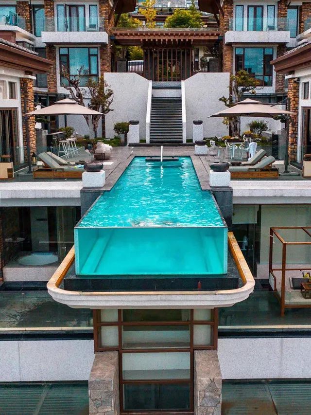 拥有媲美巴厘岛的悬空泳池