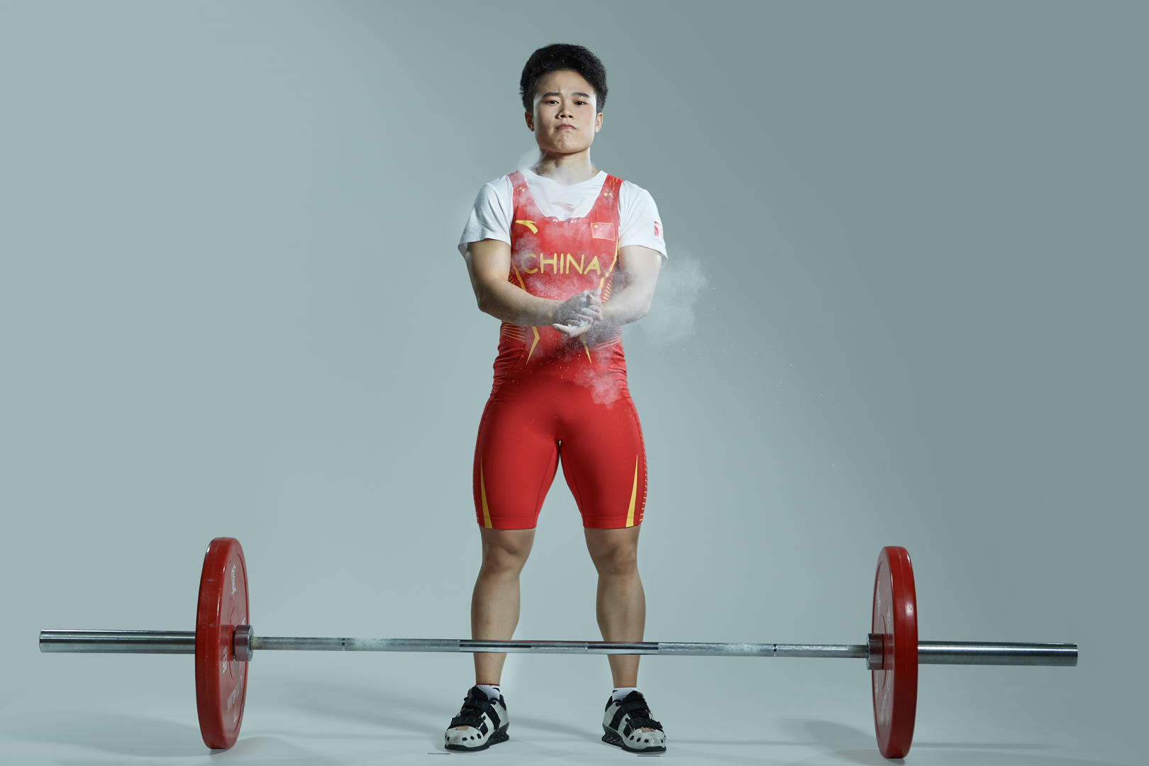 东京奥运会前，中国举重队拍摄的创意写真，图为侯志慧 图据 IC photo