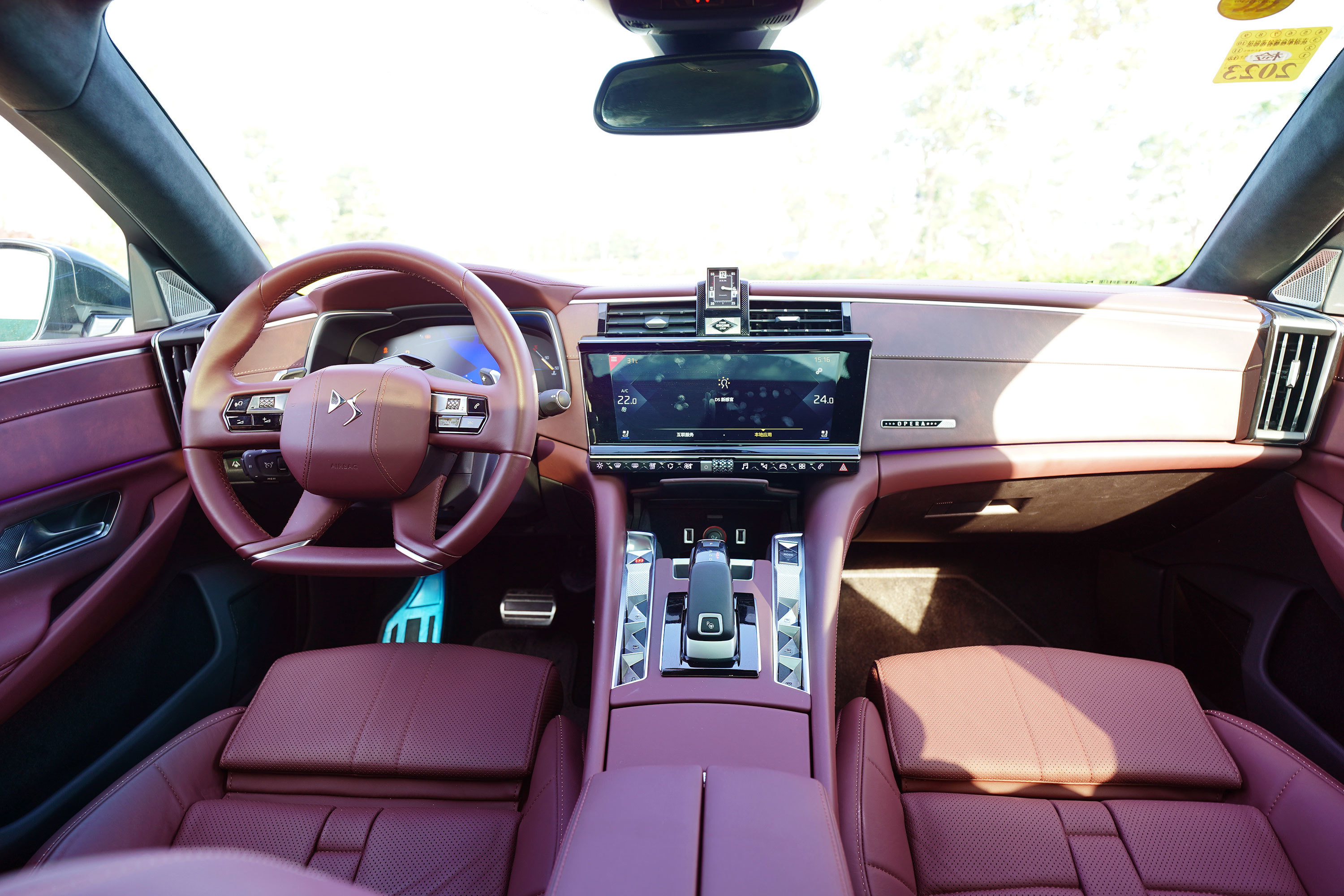 进入到车内,可能是最近开的电动车比较多,所以看到ds9内饰就会感到