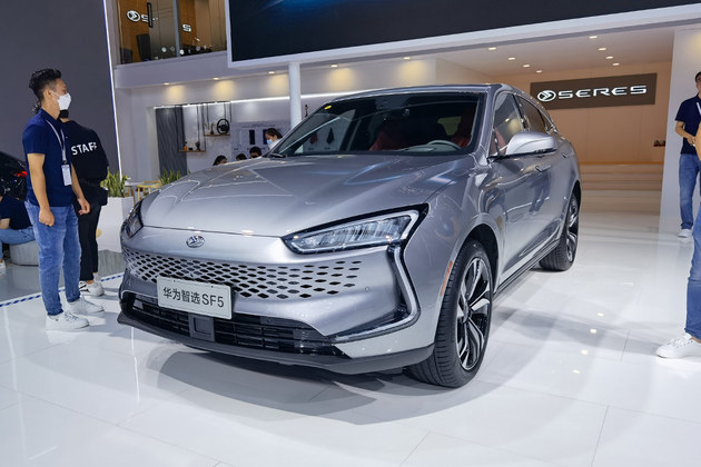 赛力斯sf5是一款增程式电驱suv车型,前脸看起来如同封闭式设计,其实其
