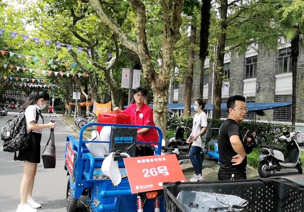 志愿者帮助新生搬行李