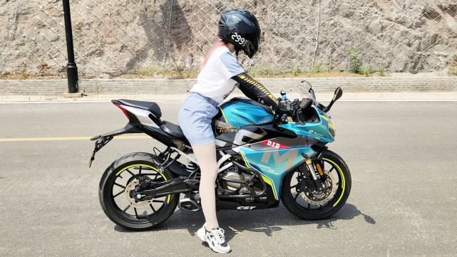 小姐姐聊车:春风250sr为什么能深得女骑士青睐?