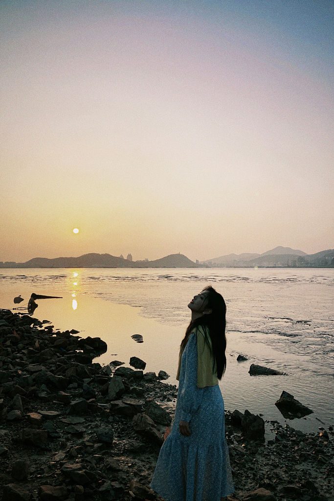 海边女人长发飘飘图片