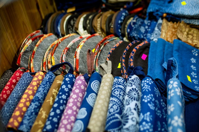 布匹是扎染的载体,没有纺织也就没有布帛,丝锦,没有了诸如此类的载体