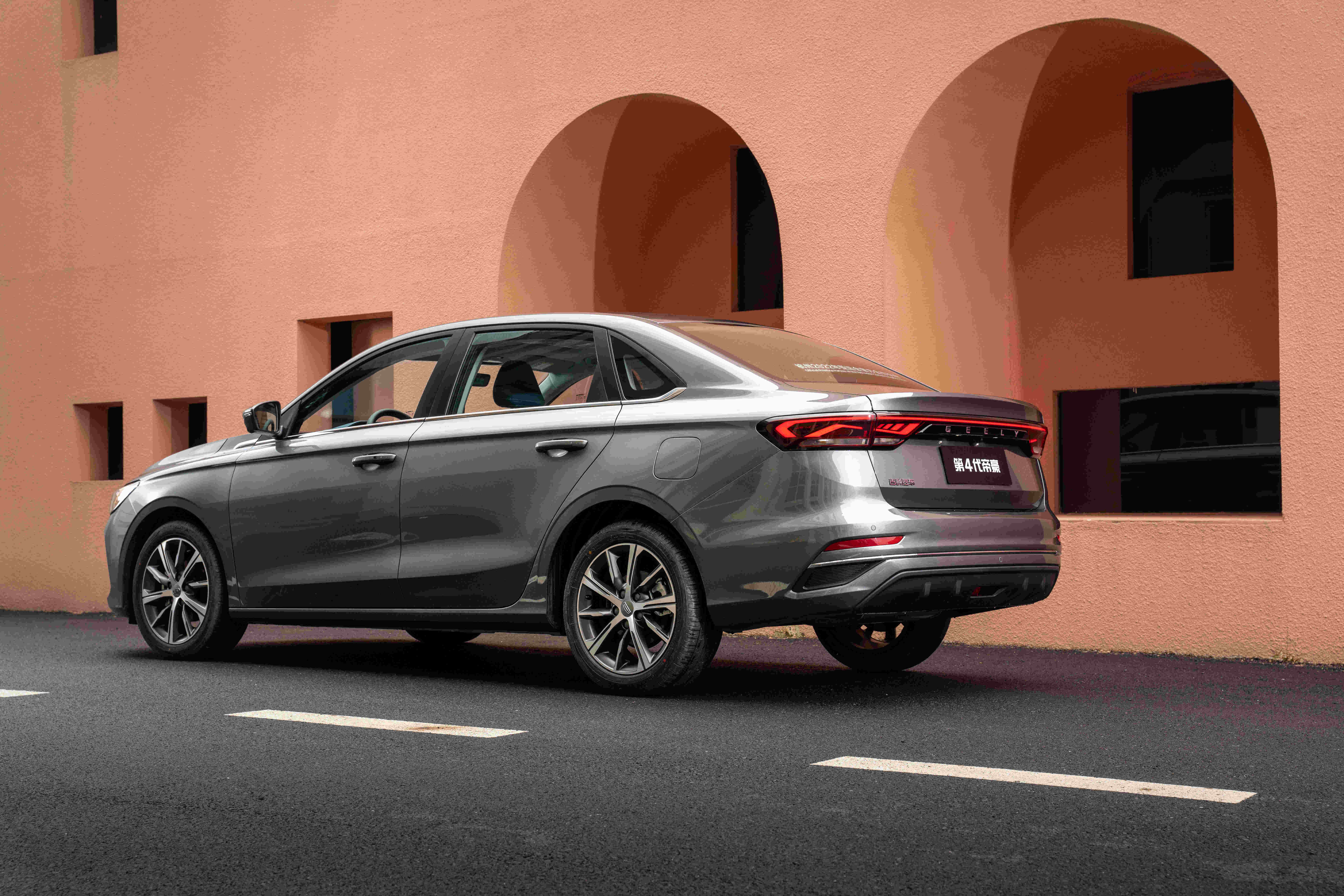 摆脱老旧焕新登场吉利第4代帝豪锋芒已露