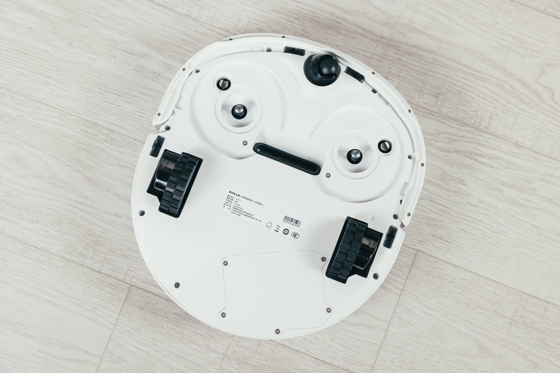 从传感器来看,云鲸该有的传感器也都有,比如底部的防跌落传感器(悬崖