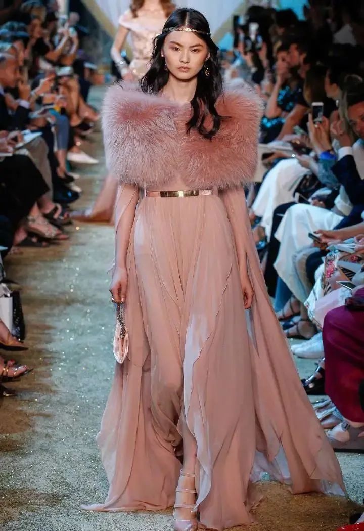 不是小黑裙赢了红毯而是它穿在了贺聪身上