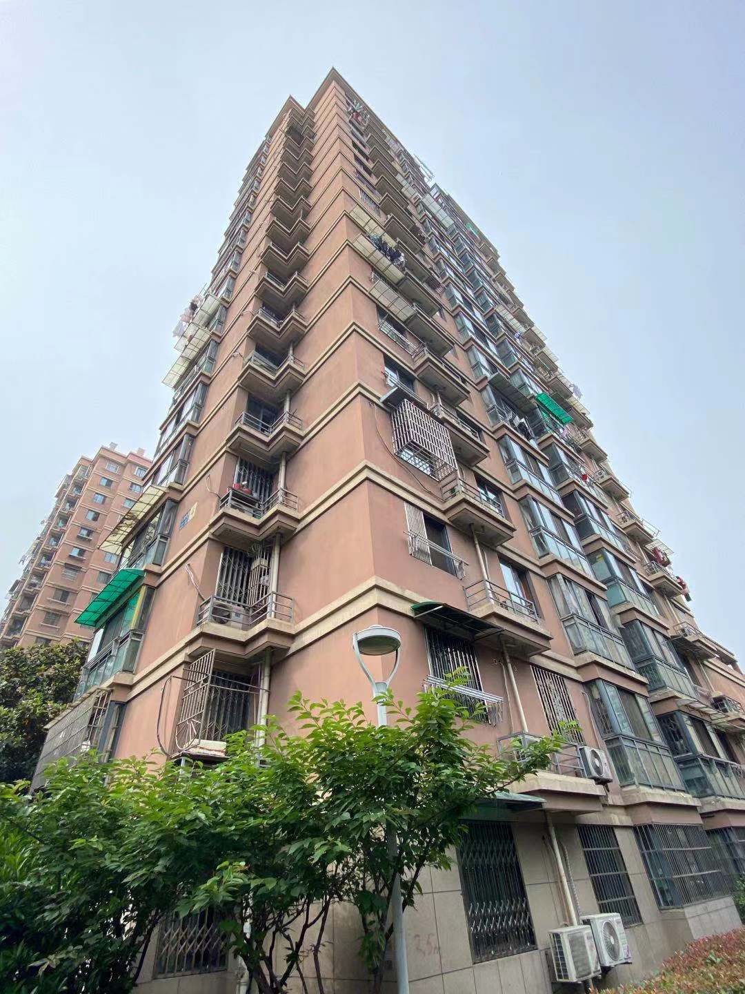 案发三堡北苑某幢高层.   本文图片均为澎湃新闻记者 葛熔金 图