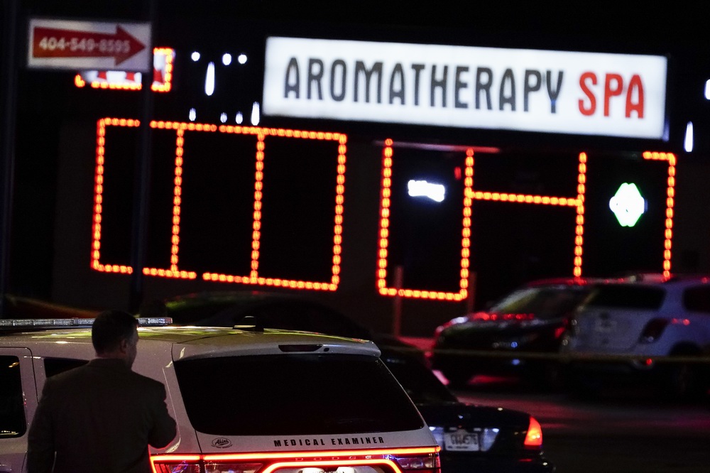 当地时间2021年3月16日,美国佐治亚州亚特兰大发生多起枪击案。警察赶到发生枪击案的水疗中心。