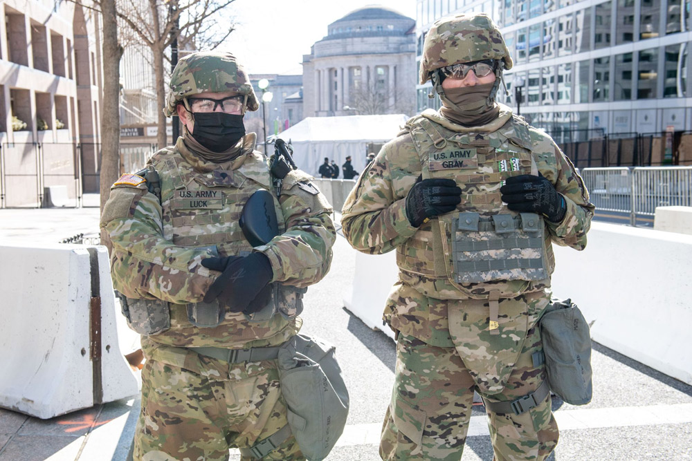 拜登就职典礼当天 国民警卫队士兵荷枪实弹巡逻