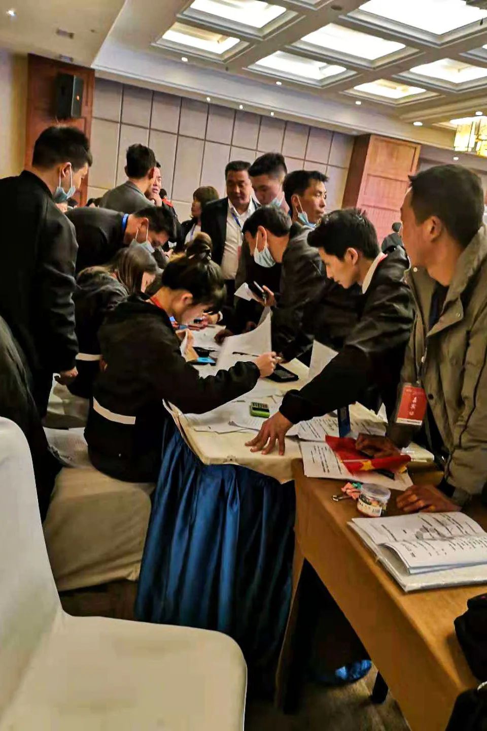 总经理徐耀宽三头六臂会销总监何代军作为现场抽奖奖品将两辆宏光mini