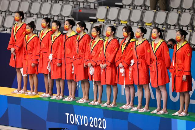 日本队水里猛压中国选手,当事人怒斥:在我身上游得开心吗?