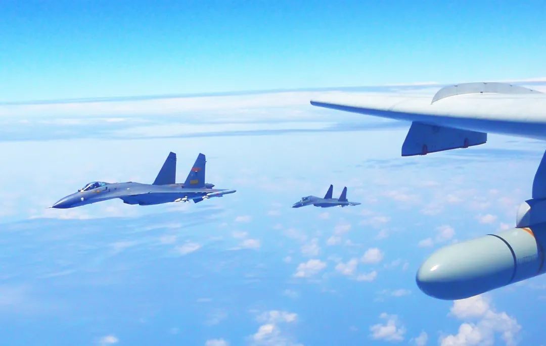 中国空军轰-6K等多型战机开展海上方向实战化军事训练。新华社发（翟培松 摄）
