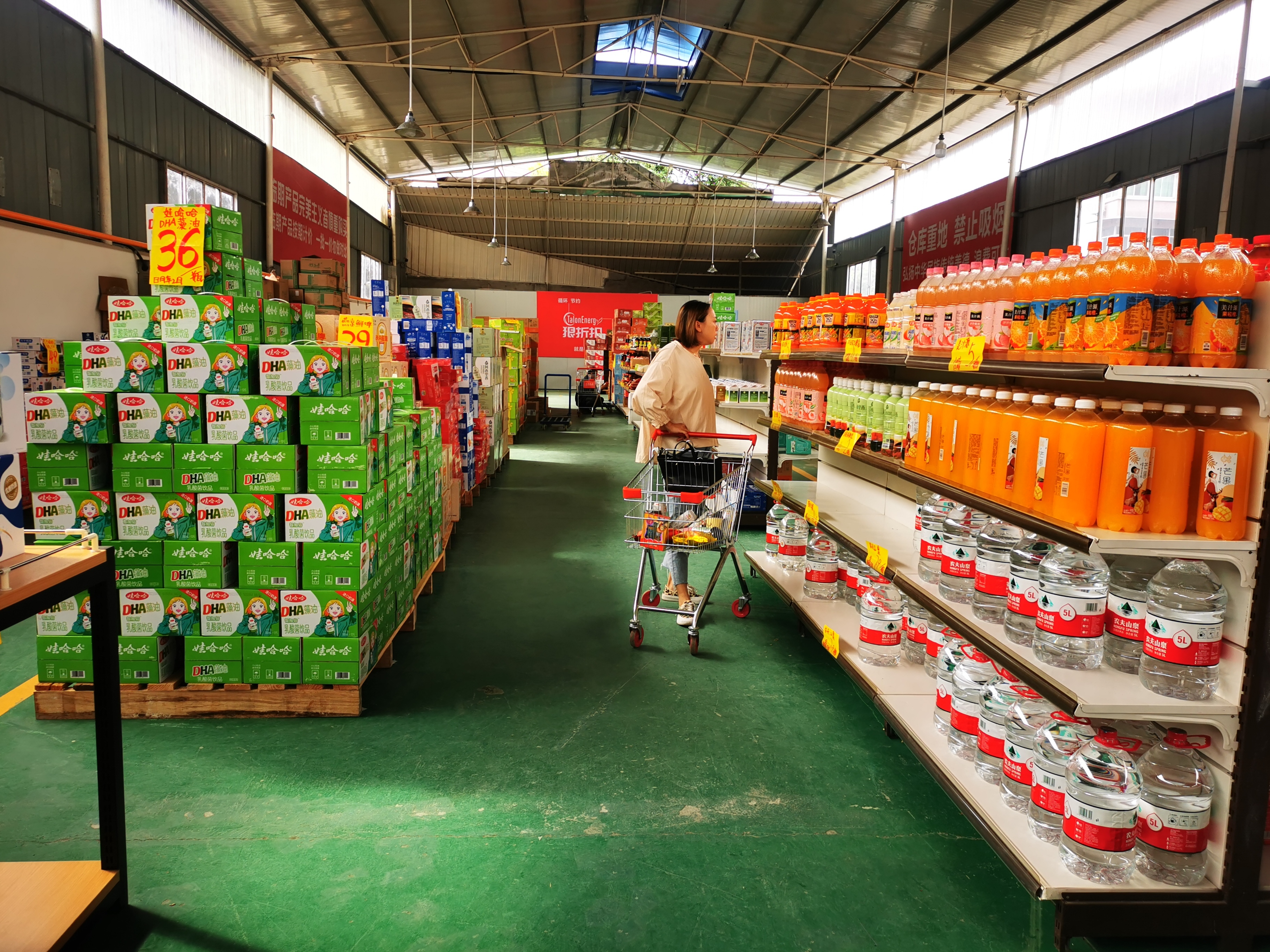 打卡广元临期食品折扣仓,年轻人都爱去这里,为什么吗?