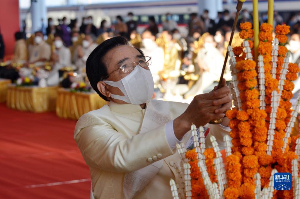 12月2日,老挝总理潘坎在中老铁路万象车站为中老铁路祈福。 当天,老挝总理潘坎、国家副主席巴妮和本通、副总理宋赛等老挝党和国家领导人同民众一起,到中老铁路万象车站参加老挝传统仪式,为中老铁路祈福。 新华社记者 章建华 摄