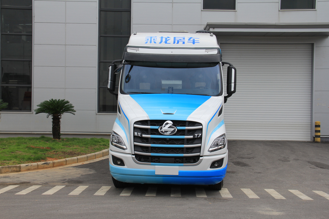 实拍乘龙t7l房车600马力自动挡独立卫浴大卧铺打造卡友之家