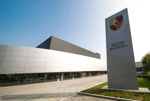 这座全新的保时捷中心由中国正通